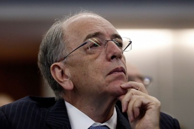 Em meio a crise, presidente da Petrobras pede demissão