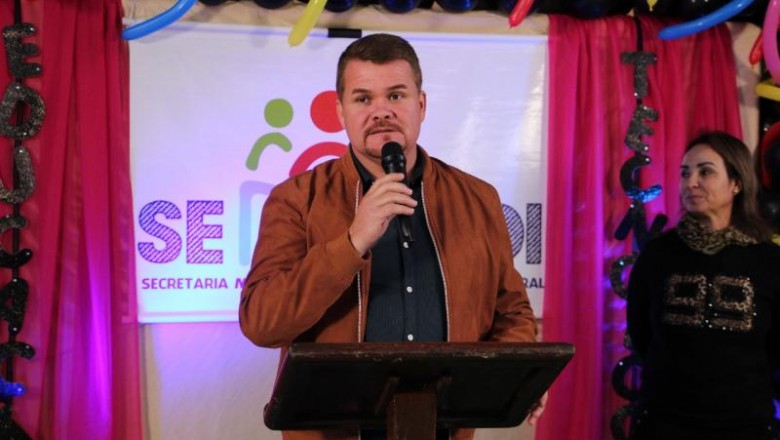 Prefeito Marcelo Roque entrega mesas digitais interativas à Educação