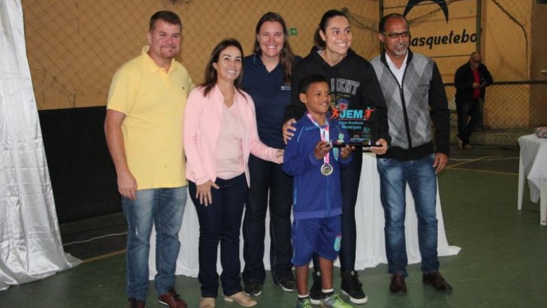 Jogos Escolares Municipais de Paranaguá premia escolas destaques da competição