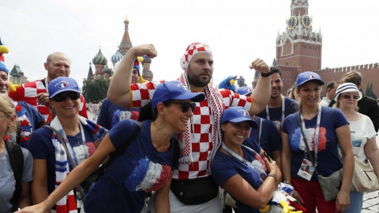 Croatas e franceses confraternizam em Moscou antes de decisão da Copa
