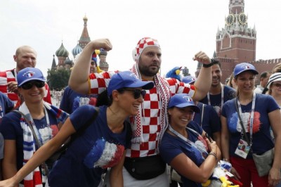 Croatas e franceses confraternizam em Moscou antes de decisão da Copa