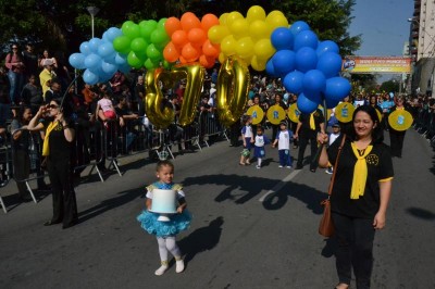 Desfile cívico marca 370 anos e reúne milhares de pessoas