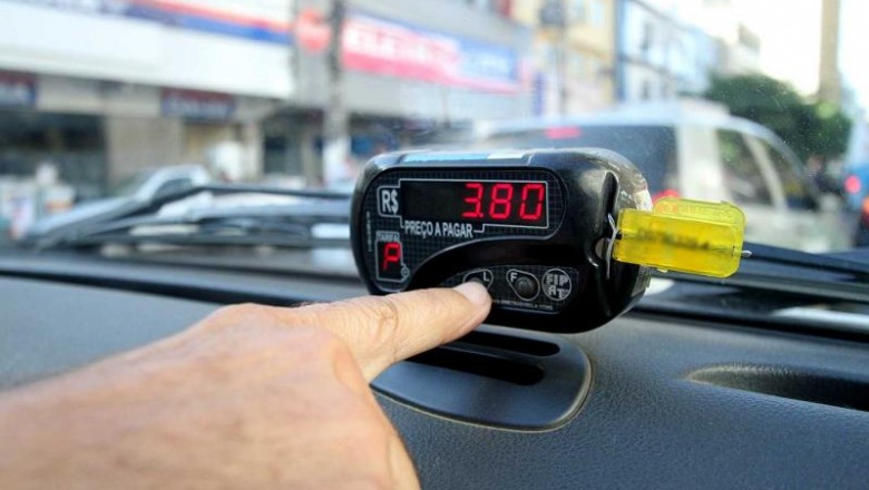É regra: taxistas podem ser punidos se não usarem taxímetro