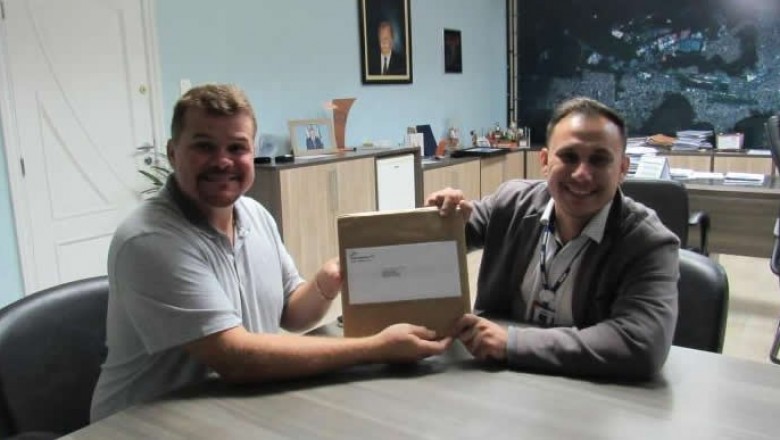 Fecomércio doa livros com a história do Litoral do Paraná 