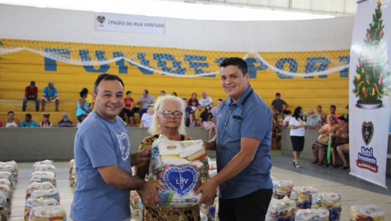 Famílias recebem cestas de alimentos em Paranaguá