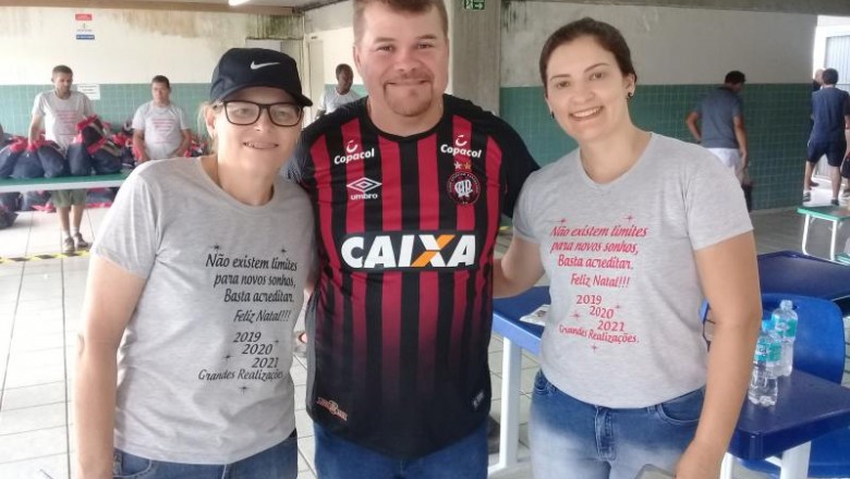 Prefeito Marcelo Roque acompanha entrega de kits natalinos da Funserv