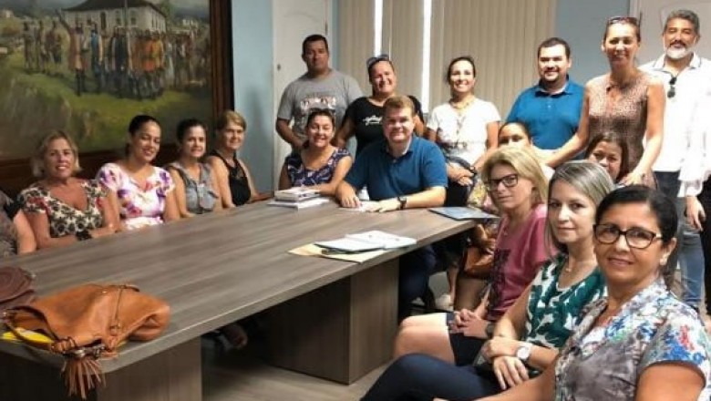 Prefeito Marcelo Roque recebe diretoras para anunciar a incorporação de função e cargo aos vencimentos
