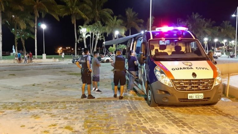 GCM deflagra operação para coibir consumo de bebidas por menores nas praças de Paranaguá