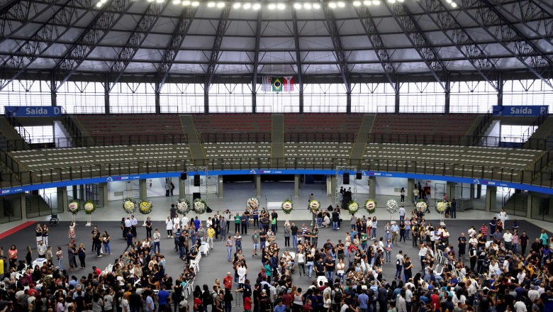 Famílias velam corpos de vítimas de massacre em ginásio de Suzano