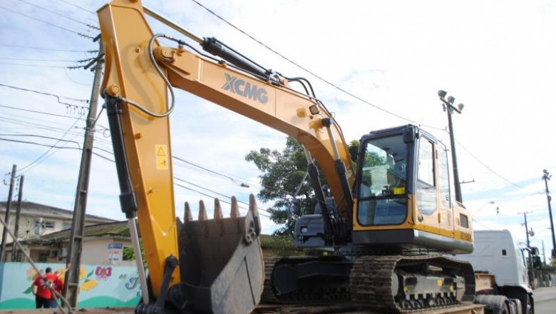 Prefeitura de Paranaguá recebe nova escavadeira hidráulica