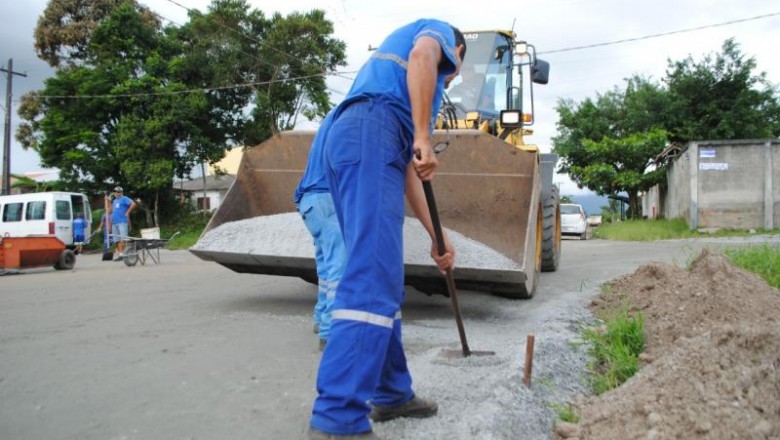PARANAGUÁ: Na Vila Garcia, prefeito Marcelo Roque acompanha serviços de infraestrutura na Rua Julieta