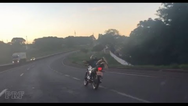 ASSISTA: Polícia Rodoviária flagra motociclista pilotando deitado na BR-467