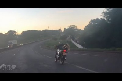 ASSISTA: Polícia Rodoviária flagra motociclista pilotando deitado na BR-467