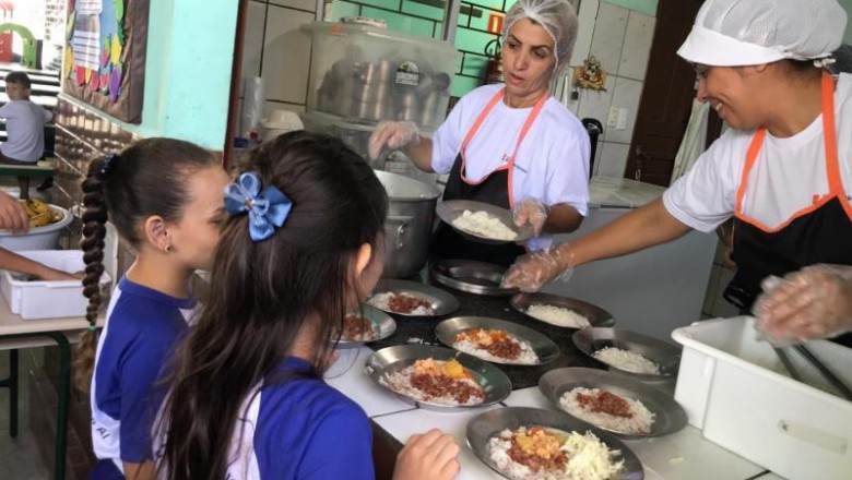 PARANAGUÁ: Membros do Conselho de Alimentação conhecem a produção da merenda escolar