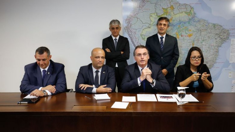 Bolsonaro anuncia decreto para caçadores e colecionadores de armas