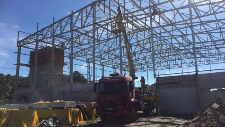 Equipe da Secretaria de Esporte de Paranaguá acompanha obras do Ginásio do Jardim Esperança