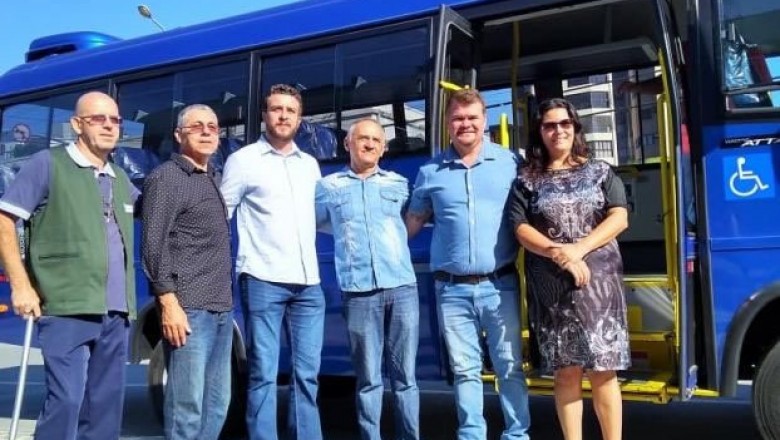 Prefeito Marcelo Roque comemora R$ 3,1 milhões investidos em transporte na Saúde, em entrega de ônibus