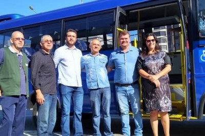 Prefeito Marcelo Roque comemora R$ 3,1 milhões investidos em transporte na Saúde, em entrega de ônibus