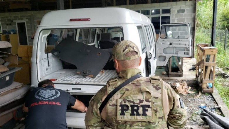 Operação contra roubo de peças recupera dois carros no litoral