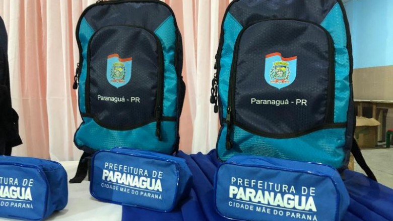 PARANAGUÁ: Alunos da EJA recebem kit escolar