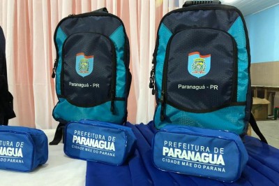 PARANAGUÁ: Alunos da EJA recebem kit escolar