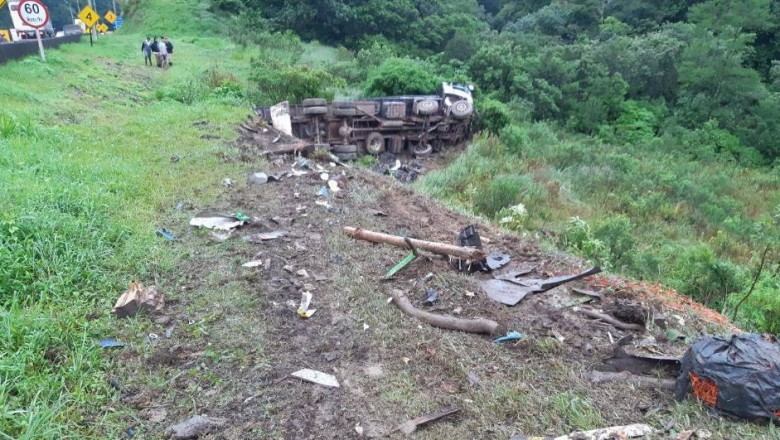 GUARATUBA: Motorista morre ao pular de caminhão que caiu em ribanceira na BR-376