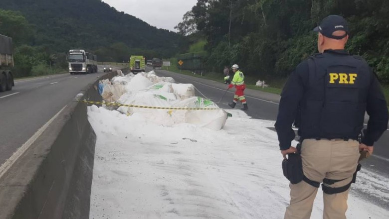 BR-277 é bloqueada parcialmente após 10 toneladas de ureia caírem na pista