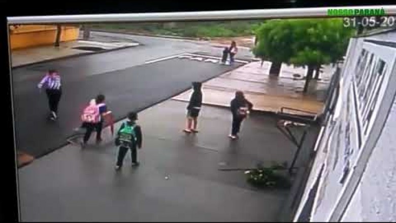 (Vídeo) Mulher é 'engolida' por cratera em Ponta Grossa