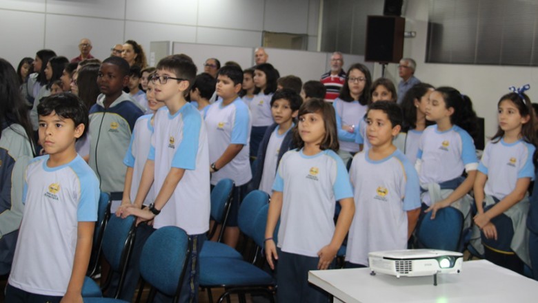 Estudantes conhecem obras de arte na Câmara e participam da sessão legislativa em Paranaguá