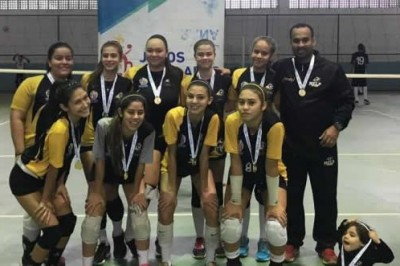 Equipe feminina de voleibol vence a fase regional dos Jogos Escolares