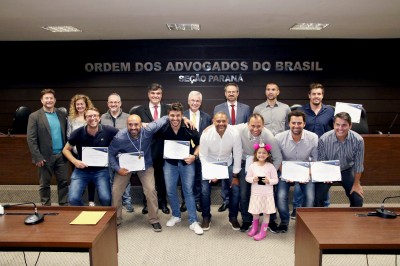 Presidente da OAB Paraná homenageia vencedores da Copa Mundial de Juristas