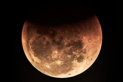 Eclipse lunar parcial marcará a noite desta terça-feira