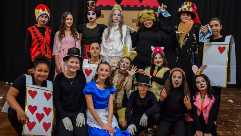 Companhia de teatro Mákara de Pontal do Paraná faz sua pré-estréia da peça 'Alice no País das Maravilhas'