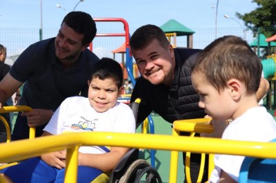 PARANAGUÁ: Playground é inaugurado com brinquedos para crianças especiais