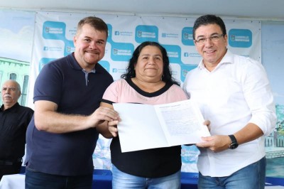Prefeito Marcelo Roque entrega matrículas de Registro de Imóveis a 59 famílias no Parque Agari