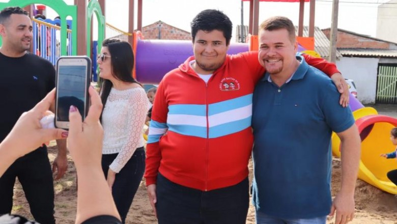 Prefeito Marcelo Roque entrega playgrounds ecológico e multicor no Jardim Esperança, Nilson Neves e Vila Paranaguá