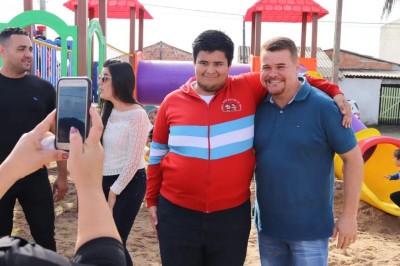 Prefeito Marcelo Roque entrega playgrounds ecológico e multicor no Jardim Esperança, Nilson Neves e Vila Paranaguá