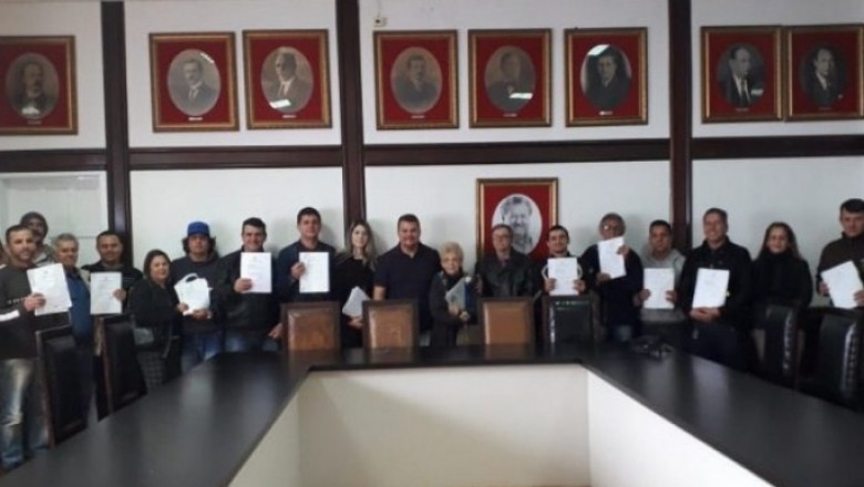 Prefeito Marcelo Roque assina autorização de transferência da permissão de pontos de táxi