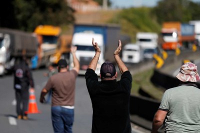 Caminhoneiros protestam por tabela do frete