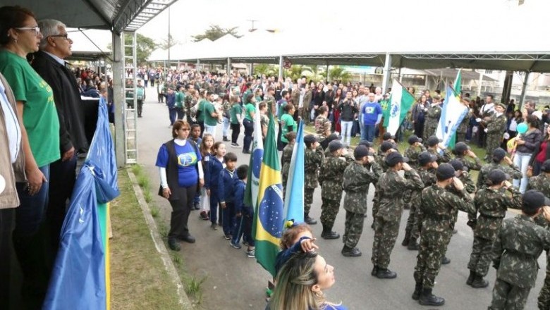 Desfile marca comemoração do Dia da Independência do Brasil em Pontal do Paraná