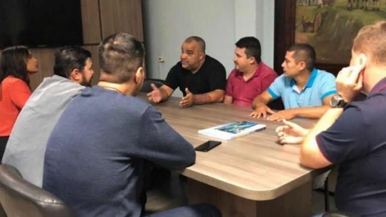 Comissão formada por moradores da Ilha dos Valadares se reúne com o prefeito