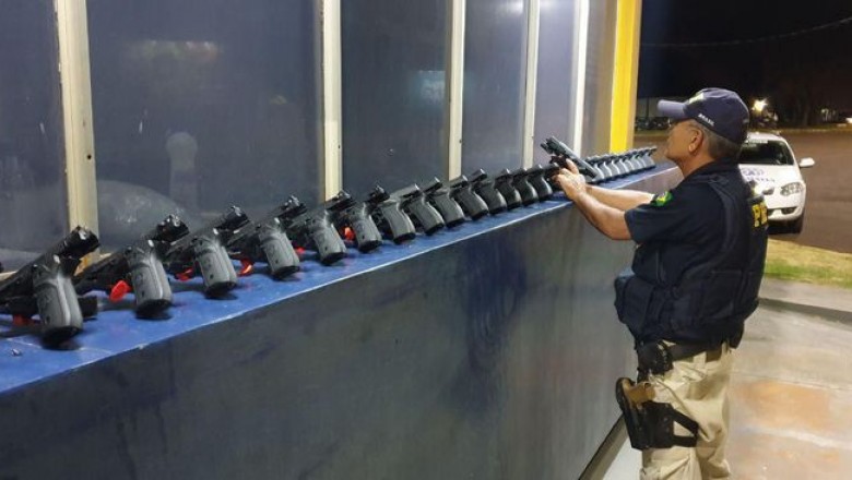 PRF apreende 29 pistolas em um carro na BR 277 no Paraná