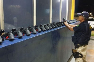 PRF apreende 29 pistolas em um carro na BR 277 no Paraná