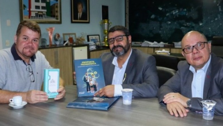 Prefeito de Paranaguá firma convênio e garante desconto em mensalidades dos filhos de funcionários