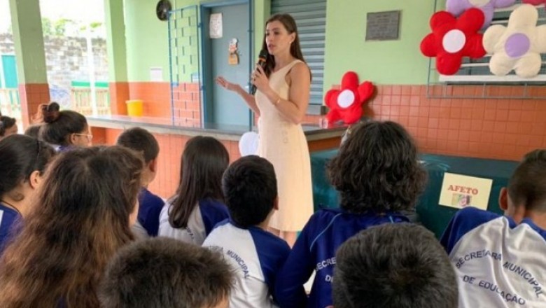 PARANAGUÁ : Juíza de direito dialoga com alunos da rede municipal de ensino sobre violência contra mulheres