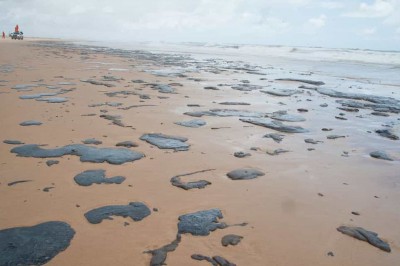 Manchas de óleo surgem em mais nove praias de cinco estados