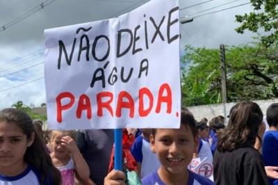 Alunos da Escola Leôncio Corrêa de Paranaguá realizam passeata contra a dengue