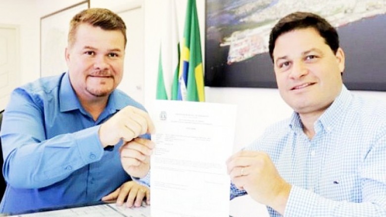 Prefeito Marcelo Roque entrega certidão negativa do Porto de Paranaguá