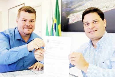 Prefeito Marcelo Roque entrega certidão negativa do Porto de Paranaguá