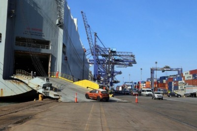 Veículos e contêineres puxam aumento da carga geral nos portos do Paraná